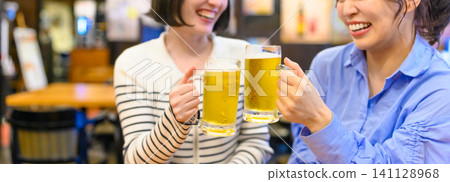 兩個人舉起啤酒杯 141128968
