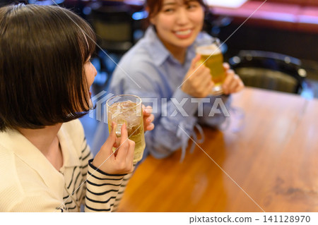兩位女士舉杯慶祝 141128970