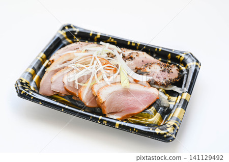 一份包含兩種肉類的拼盤:鴨胸肉和煙燻牛肉。 一份包含兩種肉類的拼盤:鴨胸肉和煙燻牛肉。 141129492