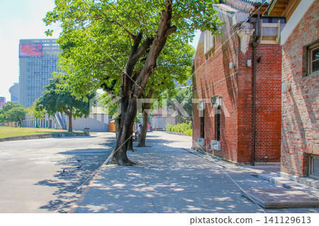 台北華山1914文化創意園區:紅磚建築與古樹綠街景的歷史 台北華山1914文化創意園區:紅磚建築與古樹綠街景的歷史 141129613