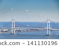 橫濱灣大橋橫跨蔚藍的大海，船隻往來穿梭，景色優美。 141130196