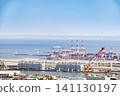 從空中俯瞰橫濱港的貨櫃碼頭和龍門起重機。 141130197