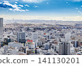 從空中俯瞰橫濱市天際線，可以看到建築物和高層公寓在藍天下綿延展開。 141130201