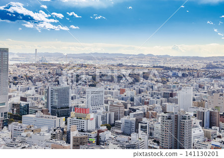 從空中俯瞰橫濱市天際線,可以看到建築物和高層公寓在藍天下綿延展開。 從空中俯瞰橫濱市天際線,可以看到建築物和高層公寓在藍天下綿延展開。 141130201