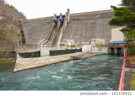 Watch the Iwauchi Dam from the dam grounds. Watch the Iwauchi Dam from the dam grounds. 141130411