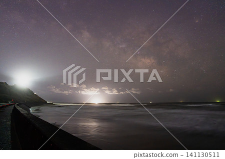 The starry sky as seen from around the lighthouse in Omaezaki City (Shizuoka Prefecture) The starry sky as seen from around the lighthouse in Omaezaki City (Shizuoka Prefecture) 141130511