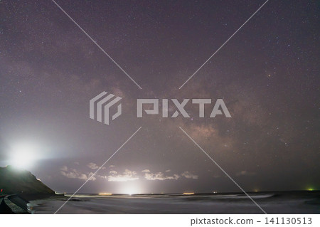 The starry sky as seen from around the lighthouse in Omaezaki City (Shizuoka Prefecture) The starry sky as seen from around the lighthouse in Omaezaki City (Shizuoka Prefecture) 141130513