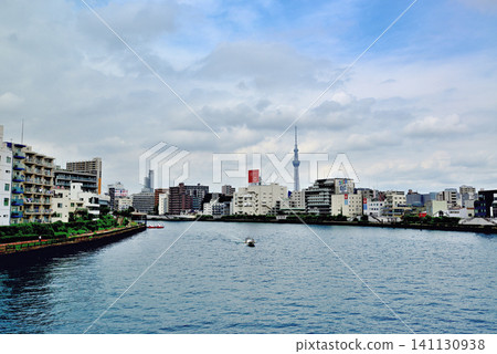 在陰雲密佈的天空下,從隅田川上的清洲橋眺望東京晴空塔 在陰雲密佈的天空下,從隅田川上的清洲橋眺望東京晴空塔 141130938
