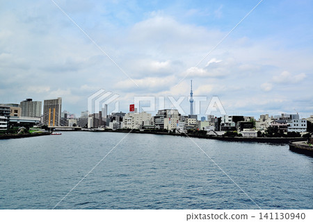 在陰雲密佈的天空下,從隅田川上的清洲橋眺望東京晴空塔 在陰雲密佈的天空下,從隅田川上的清洲橋眺望東京晴空塔 141130940