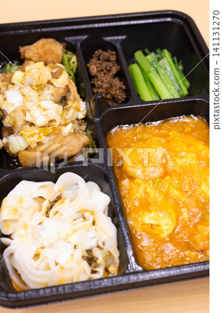 美味的中式便當盒,內含炸雞和辣椒蝦 美味的中式便當盒,內含炸雞和辣椒蝦 141131270