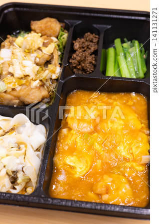 美味的中式便當盒，內含炸雞和辣椒蝦 141131271