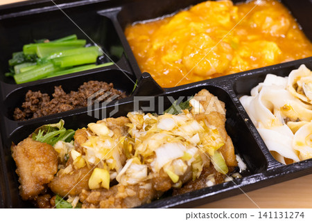 美味的中式便當盒,內含炸雞和辣椒蝦 美味的中式便當盒,內含炸雞和辣椒蝦 141131274