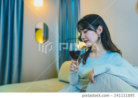 有酒杯的一名婦女 141131895