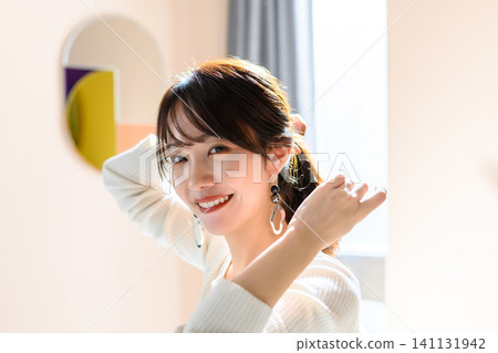一個女人綁她的頭髮 141131942