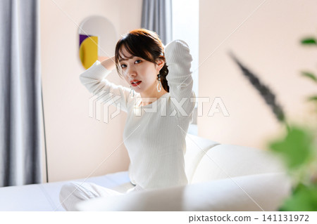 準備她的頭髮的婦女 141131972