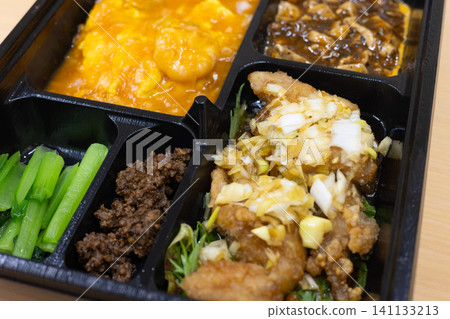 美味的中式便當盒,內含炸雞和辣椒蝦 美味的中式便當盒,內含炸雞和辣椒蝦 141133213