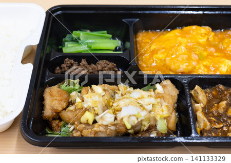 美味的中式便當盒,內含炸雞和辣椒蝦 美味的中式便當盒,內含炸雞和辣椒蝦 141133329