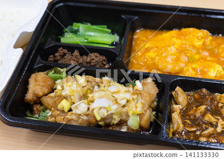美味的中式便當盒,內含炸雞和辣椒蝦 美味的中式便當盒,內含炸雞和辣椒蝦 141133330