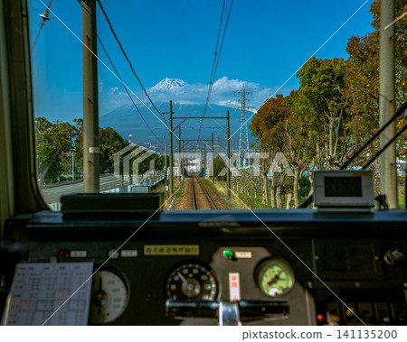 Mount Fuji as seen from the driver's cab of the Gakunan Railway. Mount Fuji as seen from the driver's cab of the Gakunan Railway. 141135200