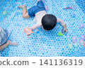孩子們在水里玩 141136319