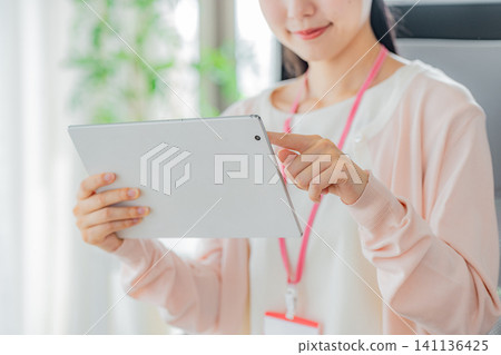 平板電腦的女商人 141136425