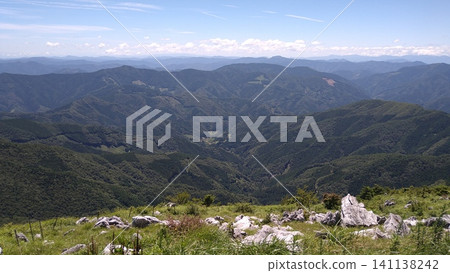 四國喀斯特地形的壯麗全景:愛媛郡和高知郡的高原景觀,擁有廣闊的藍天和草原。 四國喀斯特地形的壯麗全景:愛媛郡和高知郡的高原景觀,擁有廣闊的藍天和草原。 141138242