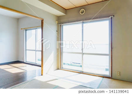 舊公寓內部:裝潢前的日式房間和西式客廳。 舊公寓內部:裝潢前的日式房間和西式客廳。 141139041