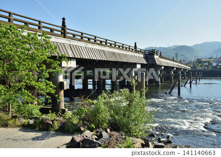 春日的宇治橋和宇治川(京都府宇治市) 春日的宇治橋和宇治川(京都府宇治市) 141140663
