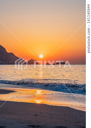 A view of the sunrise from Koijigahama Beach in Tahara City (Aichi Prefecture) A view of the sunrise from Koijigahama Beach in Tahara City (Aichi Prefecture) 141140944