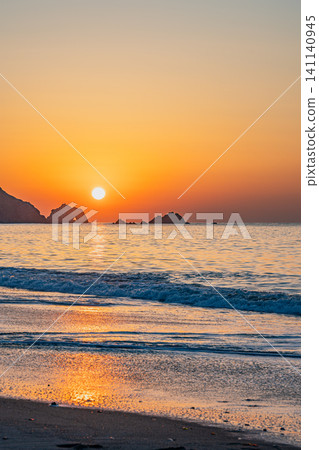 A view of the sunrise from Koijigahama Beach in Tahara City (Aichi Prefecture) A view of the sunrise from Koijigahama Beach in Tahara City (Aichi Prefecture) 141140945