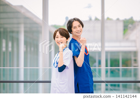 在醫院工作的年輕醫護人員 在醫院工作的年輕醫護人員 141142144