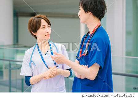 醫院的醫務人員:醫生和護士 醫院的醫務人員:醫生和護士 141142195