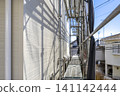The second-floor exterior wall and temporary scaffolding after exterior wall renovation. The second-floor exterior wall and temporary scaffolding after exterior wall renovation. 141142444