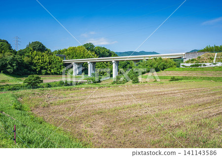 國道161號,經滋賀縣大津市小木町的鄉村地區 國道161號,經滋賀縣大津市小木町的鄉村地區 141143586