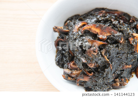 Freshly made seaweed tsukudani served in a bowl. 141144123