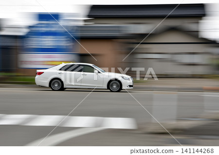 鏡頭緩緩移動，拍攝一輛豪華轎車行駛在城區的畫面。 141144268