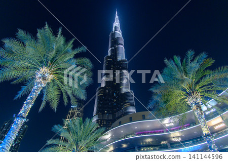 杜拜哈利法塔令人驚嘆的夜景。 杜拜哈利法塔令人驚嘆的夜景。 141144596