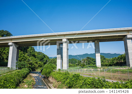 國道161號,經滋賀縣大津市小木町的鄉村地區 國道161號,經滋賀縣大津市小木町的鄉村地區 141145426