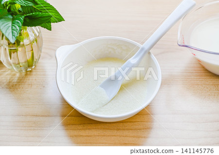The process of soaking powdered gelatin in milk. The process of soaking powdered gelatin in milk. 141145776