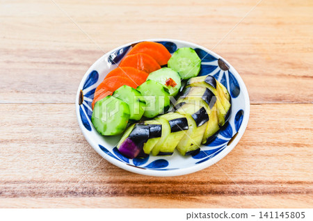盛於盤中的微醃夏季蔬菜 盛於盤中的微醃夏季蔬菜 141145805
