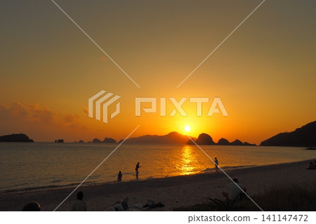 座間味島阿瑪海灘的日落－夏日風光 141147472