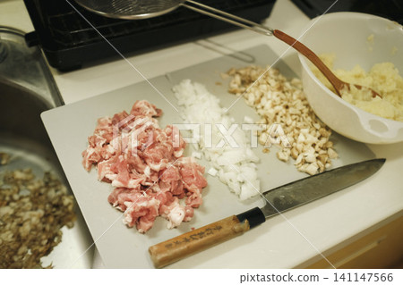 在廚房準備炸丸子 在廚房準備炸丸子 141147566