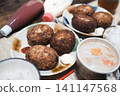 餐桌上的炸丸子 141147568