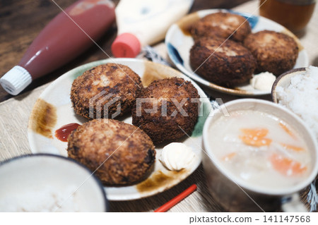 餐桌上的炸丸子 餐桌上的炸丸子 141147568