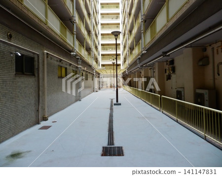 住宅區庭院裡的走道和你抬頭看到的建築物 141147831