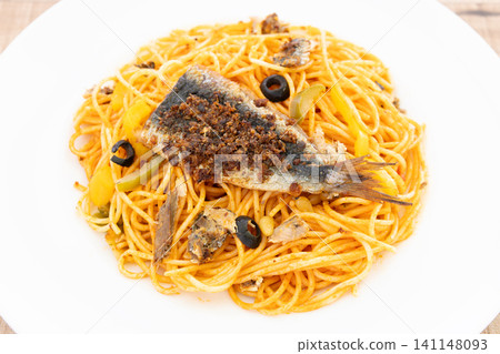 Delicious herb-roasted sardine pasta 141148093