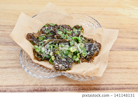 沖繩海苔和蔥花裹米粉油炸 沖繩海苔和蔥花裹米粉油炸 141148131