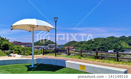夏日景色,藍天白雲,陽傘遮陰。 夏日景色,藍天白雲,陽傘遮陰。 141149510