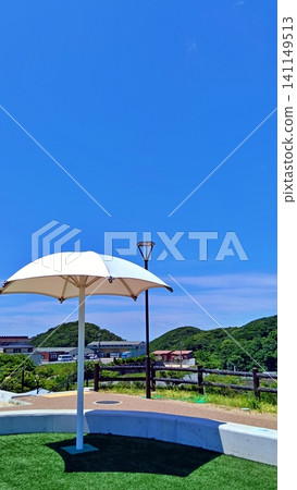 夏日景色,藍天白雲,陽傘遮陰。 夏日景色,藍天白雲,陽傘遮陰。 141149513