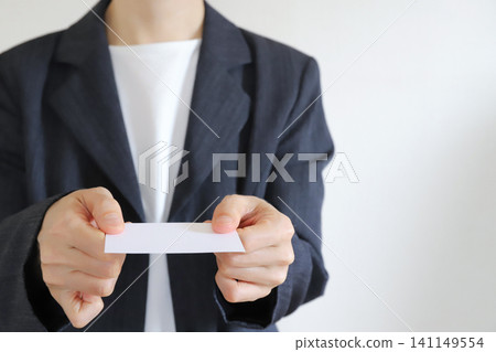 提供名片的女商人 提供名片的女商人 141149554